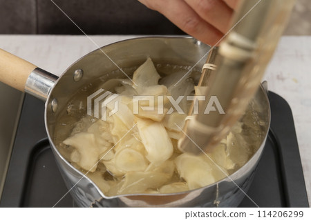準備甜醋醃製的新鮮薑 將薑煮沸 114206299