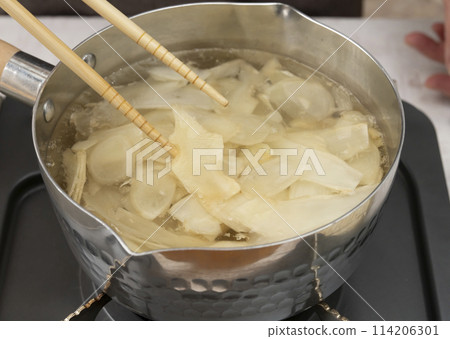 準備甜醋醃製的新鮮薑 將薑煮沸 114206301