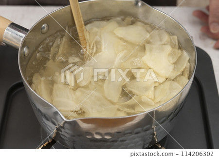 Preparation for pickling fresh ginger in sweet vinegar Boil the ginger 114206302
