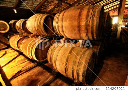 陳釀並儲存未混合的威士忌...威士忌酒桶 114207021