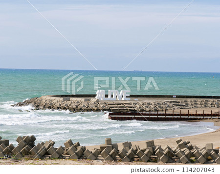 The beach where the waves hit The beach where the waves hit 114207043