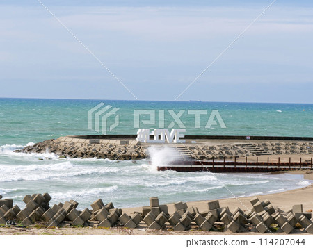 The beach where the waves hit The beach where the waves hit 114207044