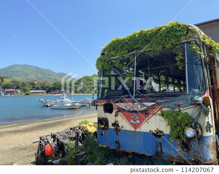 被遺棄在海岸邊的廢棄汽車 114207067