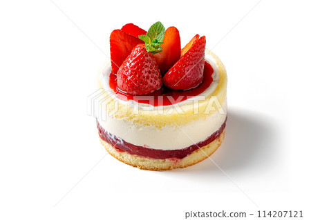 漿果和奶油裝飾蛋糕，白色背景上的切口 114207121