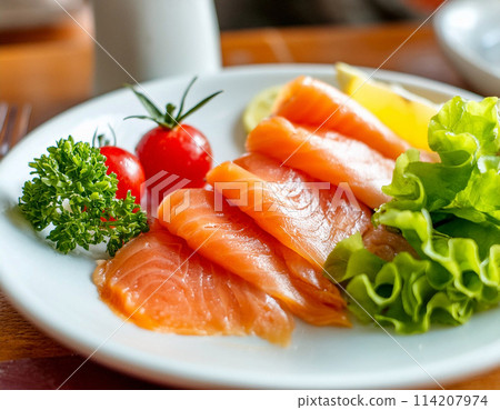 白盤上的燻鮭魚和檸檬 白盤上的燻鮭魚和檸檬 114207974