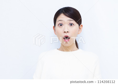 Surprised woman 114208112