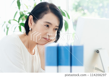Business woman thinking in office 114208297