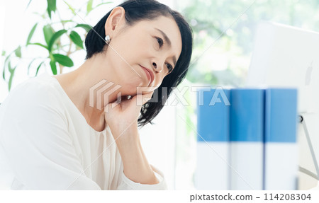 認為在辦公室的女商人 114208304