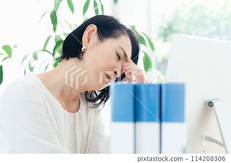 Business woman thinking in office 114208306