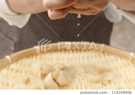 準備新鮮薑，用甜醋醃製並擠乾水分 114209406
