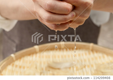 Preparation for pickling fresh ginger in sweet vinegar Squeeze out the water 114209408