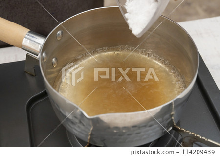 甜醋醃鮮薑 製作甜醋 加入調味料 甜醋醃鮮薑 製作甜醋 加入調味料 114209439