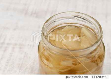 甜醋醃製的新鮮生薑 將生薑放入罐子中 114209580