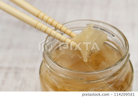 甜醋醃製的新鮮生薑 將生薑放入罐子中 甜醋醃製的新鮮生薑 將生薑放入罐子中 114209581