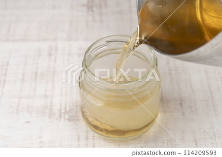 Fresh ginger pickled in sweet vinegar Put the ginger in a jar Fresh ginger pickled in sweet vinegar Put the ginger in a jar 114209593