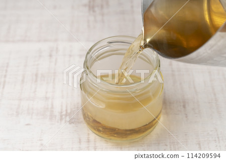 Fresh ginger pickled in sweet vinegar Put the ginger in a jar Fresh ginger pickled in sweet vinegar Put the ginger in a jar 114209594