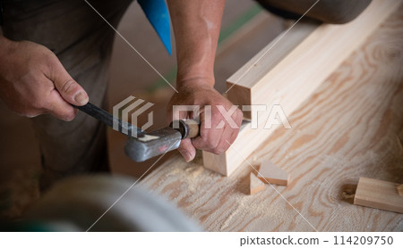 使用木匠的鑿子工作 114209750