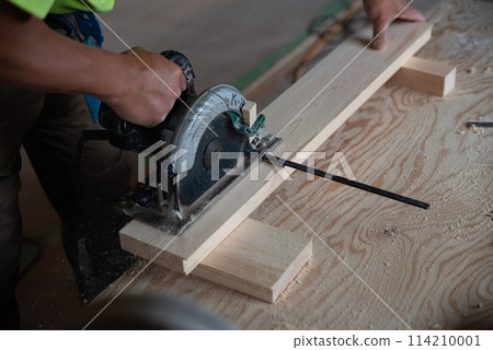 Cutting wood with an electric saw Cutting wood with an electric saw 114210001