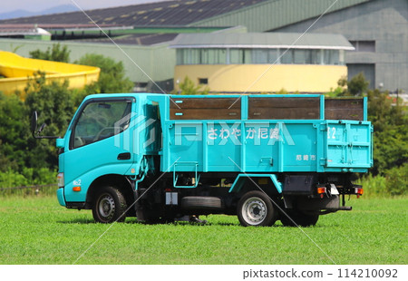 草坪上停放的大型垃圾收集車(防災演練) 草坪上停放的大型垃圾收集車(防災演練) 114210092