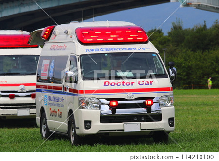 A doctor's car parked on the lawn (disaster prevention training) A doctor's car parked on the lawn (disaster prevention training) 114210100