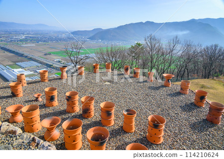 埴輪排列，下方展開的街景【森將軍塚古墳】 114210624