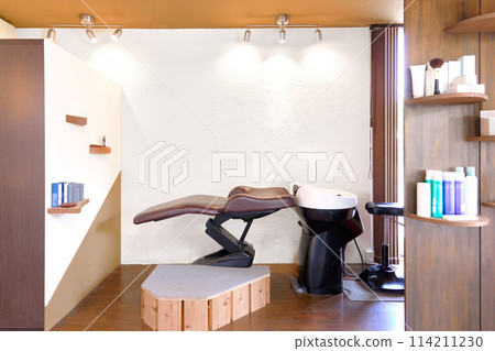 帶洗髮精裝置的美髮沙龍的內部視圖 114211230