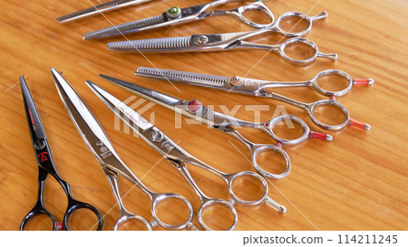 理髮剪刀擺放在桌上 114211245