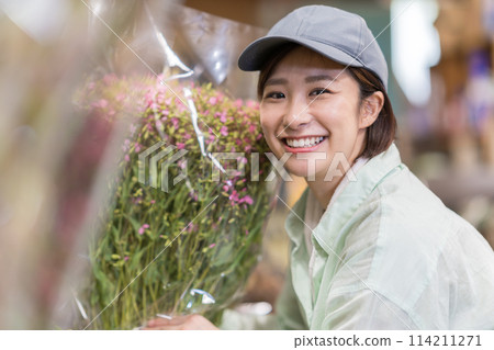 在花卉農場工作的婦女 在花卉農場工作的婦女 114211271