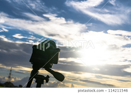 Camera to shoot the sunset Camera to shoot the sunset 114211546