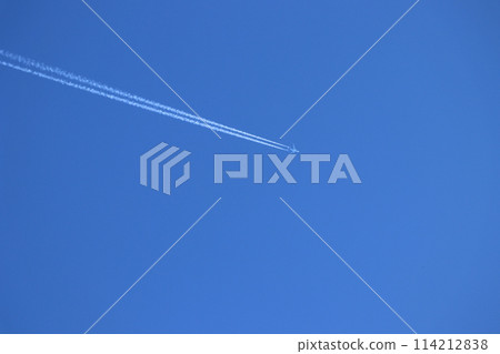 在蔚藍的天空下閃耀著白色的光芒，拖著尾跡 114212838