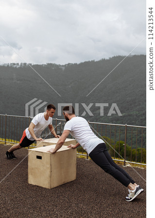 fitness man training push up fitness man training push up 114213544