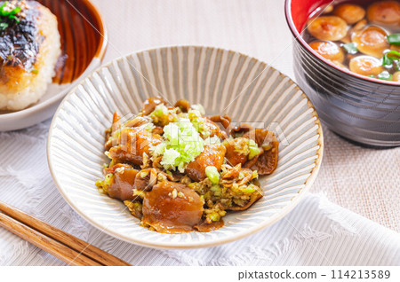 Nameko mushrooms with grated daikon radish 114213589