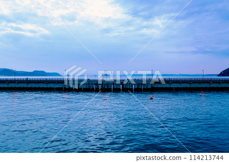 [香川]初夏 從小豆島抵達的渡輪上看到的瀨戶內～玉藻防波堤 114213744