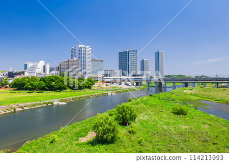 Tokyo: Spring scenery of high-rise buildings and the Tama River in Futako Tamagawa Tokyo: Spring scenery of high-rise buildings and the Tama River in Futako Tamagawa 114213993