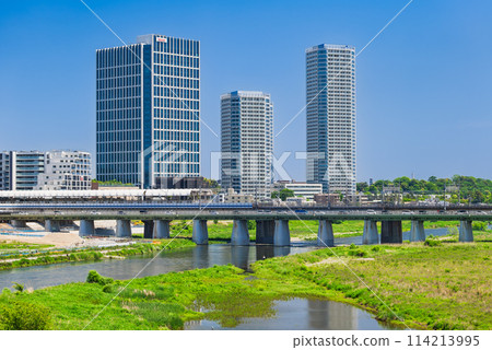Tokyo: Spring scenery of high-rise buildings and the Tama River in Futako Tamagawa Tokyo: Spring scenery of high-rise buildings and the Tama River in Futako Tamagawa 114213995