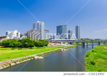 Tokyo: Spring scenery of high-rise buildings and the Tama River in Futako Tamagawa Tokyo: Spring scenery of high-rise buildings and the Tama River in Futako Tamagawa 114213997