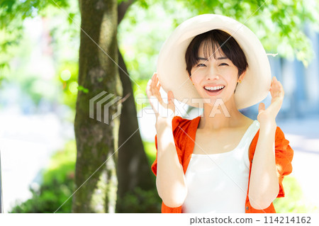A woman wearing a straw hat 114214162