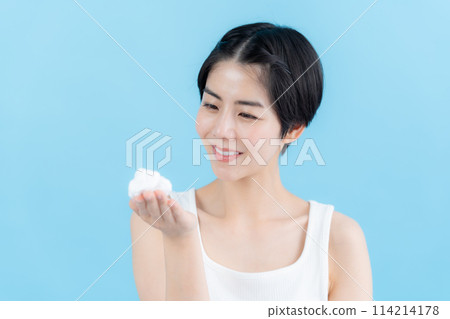 手拿泡泡的美女圖片 114214178