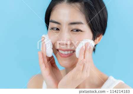 手拿泡泡的美女圖片 114214183