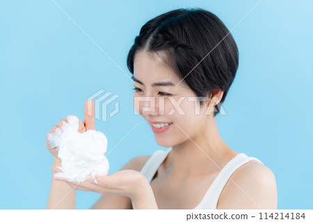 手拿泡泡的美女圖片 114214184