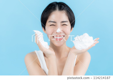 手拿泡泡的美女圖片 114214187