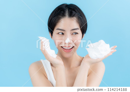 手拿泡泡的美女圖片 114214188