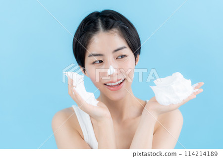 手拿泡泡的美女圖片 114214189