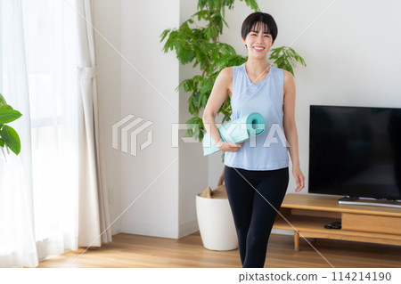 一個女人在客廳做瑜伽 114214190