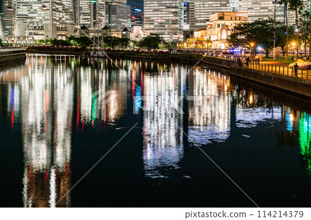[Kanagawa Prefecture] The night view of Yokohama Minato Mirai reflected on the sea surface 114214379