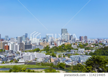 從青葉城遺址欣賞清新綠色的仙台市全景 114214405