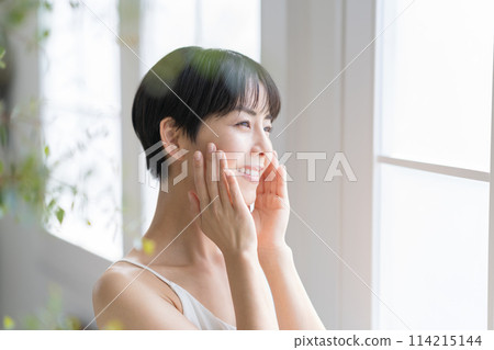 Short hair woman skin care 114215144