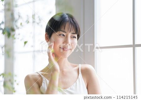 Short hair woman skin care 114215145