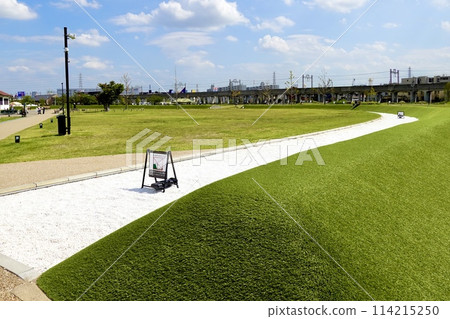 大阪府高槻市海間遺址公園環城壕風景 114215250