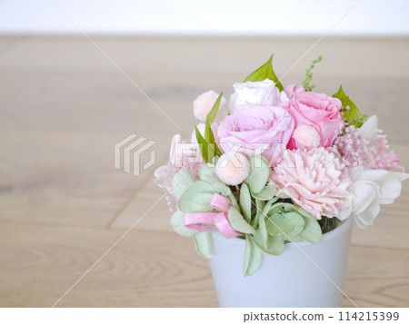 Preserved flower arrangement of pink roses 114215399